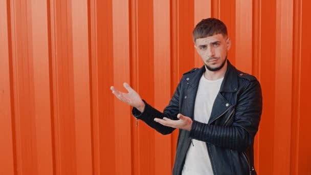 A bearded person makes a choice between left and right hand, arms like a scales — Stock Video