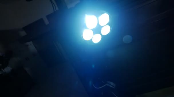 Різнокольоровий прожектор зі сценою світла, повільний рух, дизайн — стокове відео