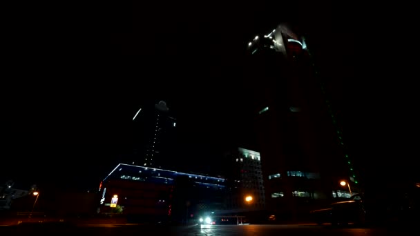 Moderne Gebäude in der Stadt mit Beleuchtung, Nacht, Geschäft, Zeitraffer, 4k — Stockvideo