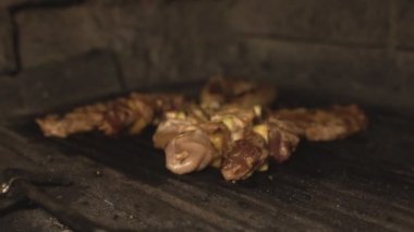 Domuz eti veya sığır eti ve tavuk fileto pişer Barbekü Izgara fırında slowmo restoranda kömürlerin üzerinde. Geleneksel yerel yemeğiniyiyormuşsun Şaşlık veya şiş kebap Barbekü kafeler mutfakta üzerinde kızarmış
