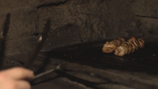 Plato nacional tradicional Shashlik o shish kebab se cocina o a la parrilla en el horno en el restaurante en slow mo. Trozos de carne de cerdo de res se cocinan en barbacoa o parrilla barbacoa en cámara lenta en cafés cocina — Vídeos de Stock