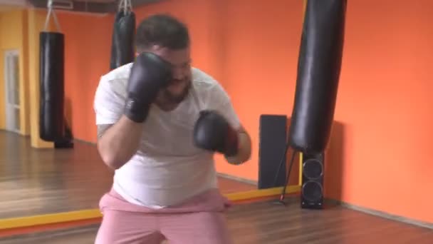 Uomo e donna che combattono in guanti da boxe in palestra, sparring, sportivo — Video Stock