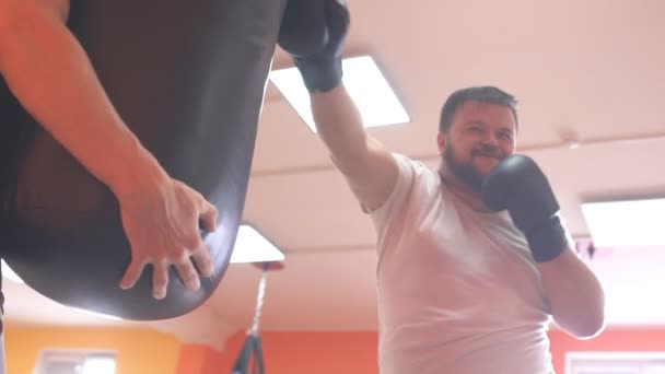 Mann mit Bart schlägt Boxsack im Training, Boxer, Zeitlupe — Stockvideo