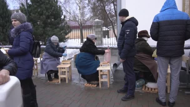 Bobrujsk, Białoruś - 19 stycznia 2019: Celebracja chrzest w kościele, ludzie gromadzą wodą święconą w świątyni, tradycja, zwolnionym tempie — Wideo stockowe