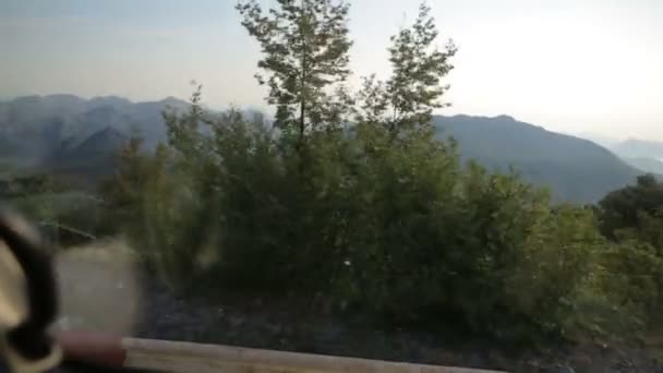 관광지 핸드헬드 촬영 자연 풍경에 버스 창문을 통해 이동 — 비디오