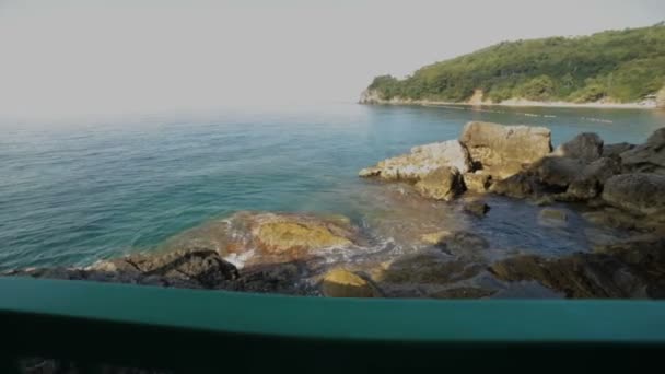 Vista sulla spiaggia e sul mare in Montenegro come l'Italia o la Croazia — Video Stock