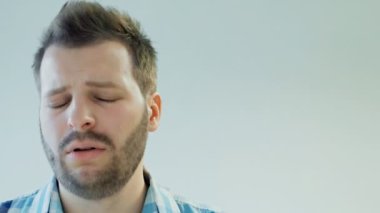rahatsız bir erkek memnun, depresyon ve melankoli ruh hali, olmadan adam gibi değil, kavram insani duygular, kopya alanı