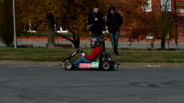 Babrujsk, Wit-Rusland - 21 oktober 2018: Wedstrijden op karting onder jonge mannen, race karting, 4k — Stockvideo