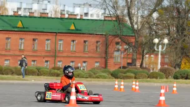 白俄罗斯波布鲁伊斯克-2018年10月21日: 年轻人一度参加卡丁车比赛, 参加 4 k 赛车比赛 — 图库视频影像