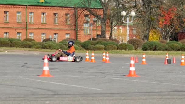 Bobruisk, Fehéroroszország - 2018. október 21.: Versenyek a fiatal férfiak körében gokart egy ideig versenyzés gokart, 4k — Stock videók