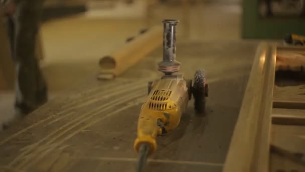死にかけている木材製品の亜鉛めっきの製材所に特別のツール — ストック動画