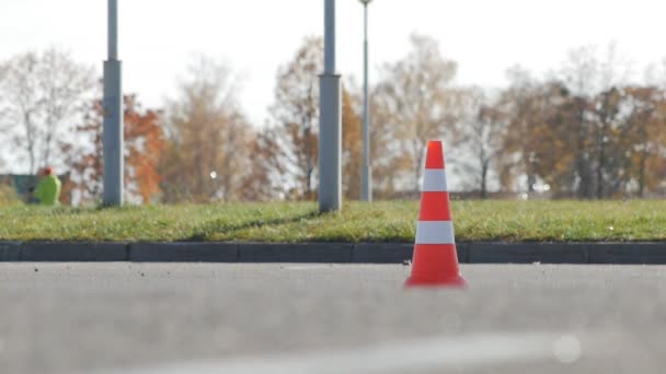 BOBRUISK, BELARUS - 21 DE OCTUBRE DE 2018: Concursos de karting entre chicos, carreras de karts, slow-mo, competición, velocidad — Vídeo de stock