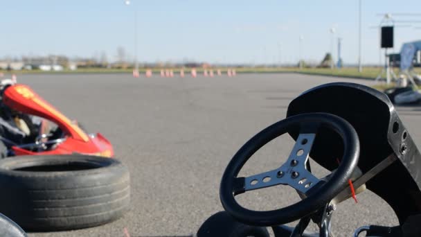 Bobruisk, Bělorusko – 21. října 2018: Bobruisk, Bělorusko - 21. října 2018: závody v motokárách mezi chlapci, rider jezdí motokáry, odvoz, slow-mo, patriotických — Stock video