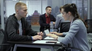 iş görüşmesi için istihdam Hi-Tech Park Minsk, Belarus 11.24.18 sırasında İK yöneticileri ile insanlar konuşmak