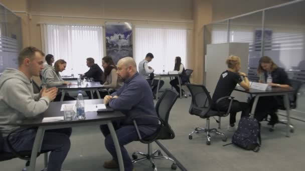 Mensen praten met hr-managers tijdens sollicitatiegesprek voor de werkgelegenheid in de Hi-Tech Park Minsk, Wit-Rusland 11.24.18 — Stockvideo