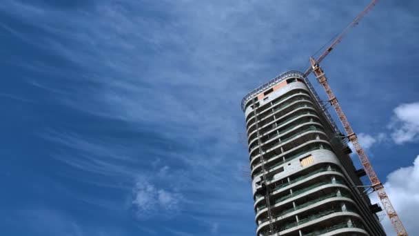 Timelapse de la construcción de un edificio de gran altura, obras de grúa de construcción, mercado inmobiliario — Vídeos de Stock