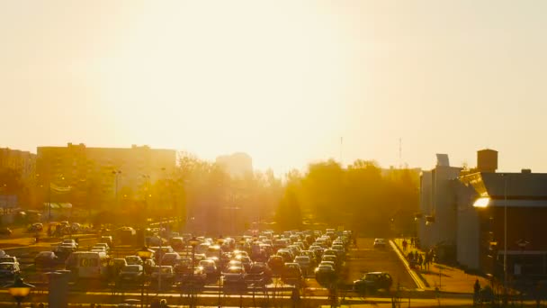 夏の日没町のショッピングセンター市場の近くに車のための駐車場のタイムラプス — ストック動画