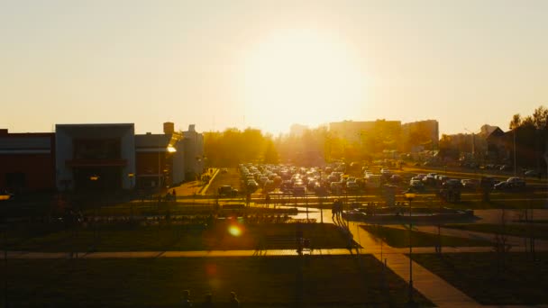 Летний закат гиперлапс внешнего рынка торгового центра с парковкой для автомобилей в городе — стоковое видео