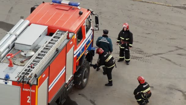 Strażacy są przygotowania do ćwiczeń i wprowadzenie norm, Bobrujsk, Białoruś 21.02.19 — Wideo stockowe