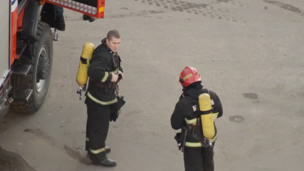 Feuerwehrleute bereiten sich auf die Übungen vor und legen Standards, Bobs, Weißrussland. — Stockvideo