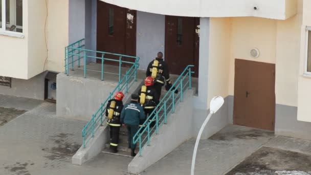 Strażacy są przygotowania do ćwiczeń i wprowadzenie norm, Bobrujsk, Białoruś 21.02.19 — Wideo stockowe