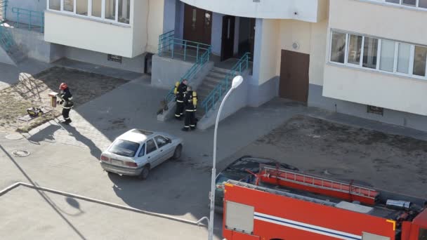 Vigili del fuoco si stanno preparando per gli esercizi e mettere standard, BOBRUISK, BELARUS 21.02.19 — Video Stock