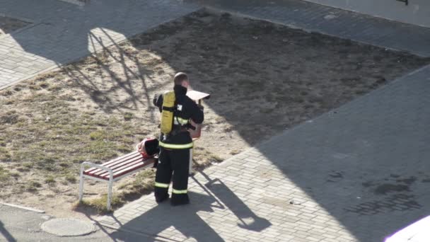 Brandman sätter på uniformer och förbereder sig för att ange den brinnande hus, Bobruisk, Vitryssland 21.02.19 — Stockvideo