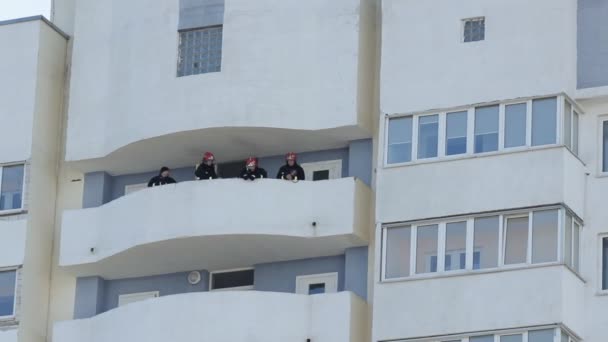 Straż pożarna stoi na balkonie w płonącym domu po gaszenia ognia, Bobrujsk, Białoruś 21.02.19 — Wideo stockowe