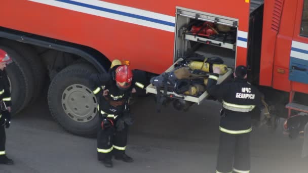 Bombeiros organizam uniformes e equipamentos após a extinção de um incêndio em um carro de bombeiros, BOBRUISK, BELARUS 21.02.19 — Vídeo de Stock