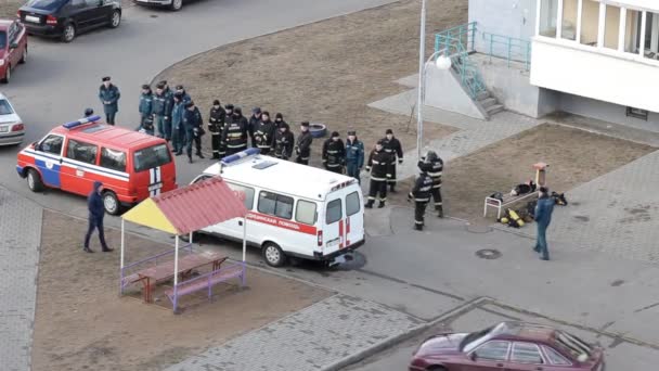 Capacitación en emergencias e incendios, construcción de bomberos, coche ambulancia, BOBRUISK, BELARUS 27.02.19 — Vídeo de stock