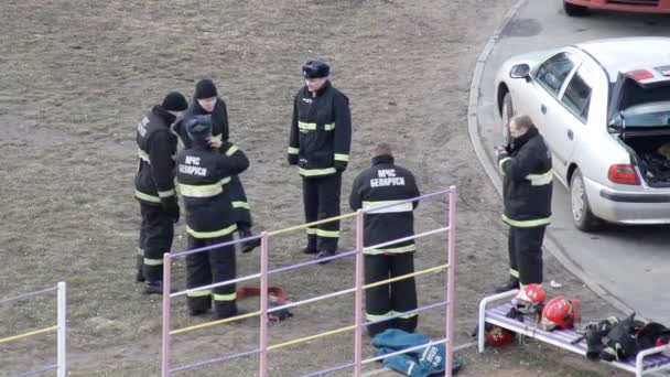 Strażacy faceci ogrzać się w treningu przed przekazaniem normy na ćwiczenia, Bobrujsk, Białoruś 27.02.19 — Wideo stockowe