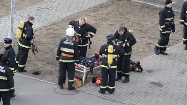 Los bomberos se ponen equipos y uniformes y se preparan para las normas de formación y aprobación, departamento, BOBRUISK, BELARUS 27.02.19 — Vídeos de Stock