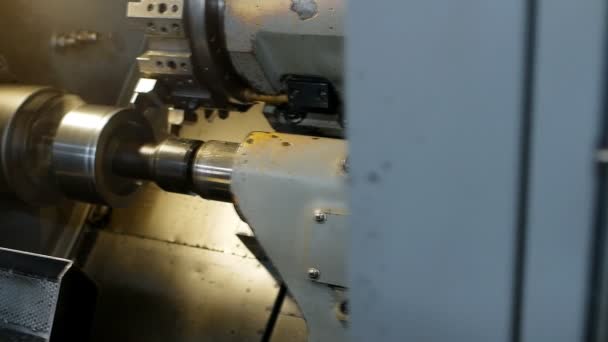 Nowoczesna tokarka CNC szlifierki metalowe części do budowy maszyn, przemysłu, obróbki metali — Wideo stockowe