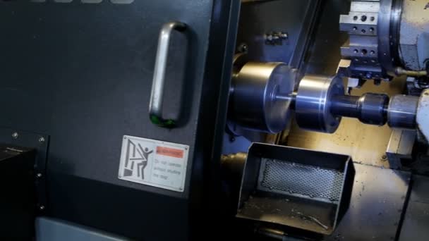 Moderne draaibank Cnc slijpt metalen onderdeel voor werktuigbouwkunde, Industrie, Metaalbewerking — Stockvideo