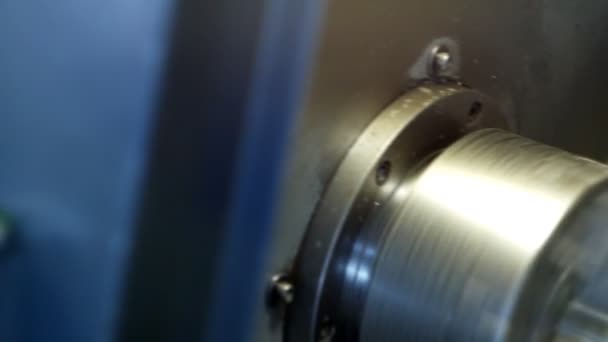 Moderne computer numerical machinebesturing maalt metalen deel in fabriek, industrie, — Stockvideo