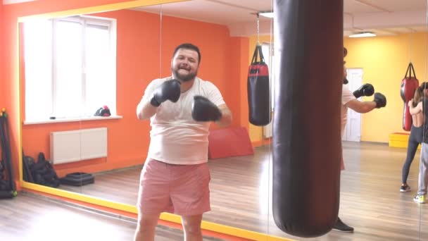 Bearded férfi Boxer boksz az edzőteremben, lassított, gúnyolódni — Stock videók