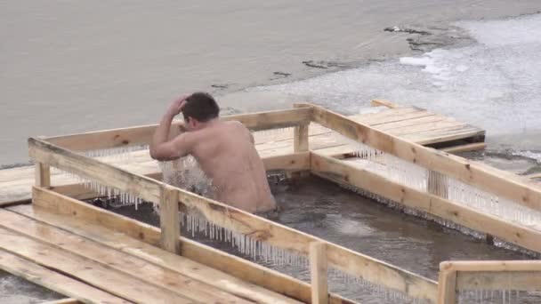 Bobruisk, weißrussland - 19. januar 2019: am feiertag der taufe im winter baden die menschen in eislöchern in kaltem wasser, gefroren — Stockvideo