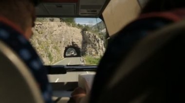 Karadağ gibi bir İtalya ya da Hırvatistan'daki bir otobüs turist binmek kaya yolda
