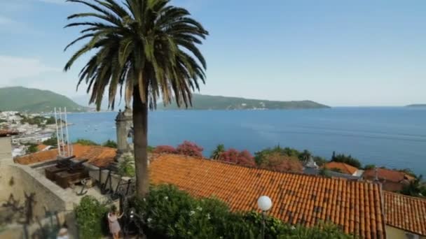 Grupo de personas turistas están en la ciudad turística con puerto y puerto en Montenegro como una Italia o Croacia — Vídeos de Stock