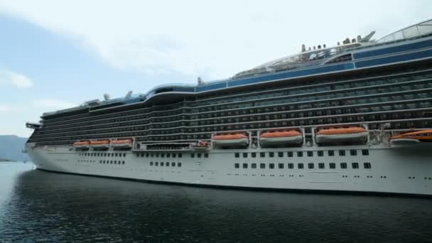 Panoramiczny widok na ogromny cruise liner statek w pobliżu portu i przystani — Wideo stockowe