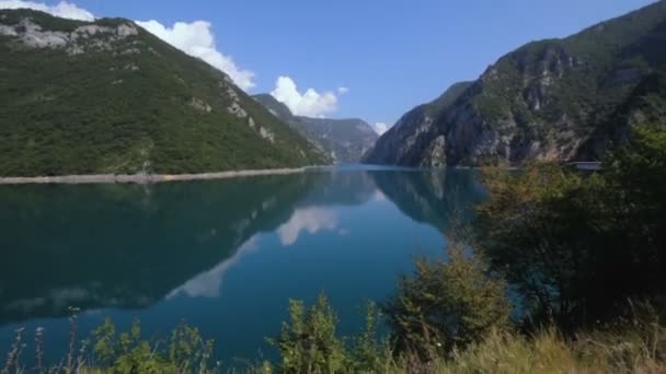 Hermosas montañas de la naturaleza de Montenegro con lago o río con agua limpia — Vídeos de Stock