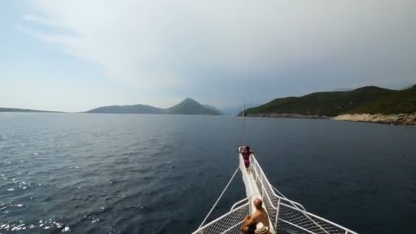 Timelapse круїзне судно вітрилами на море — стокове відео