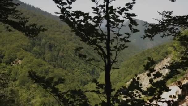 Blick auf die Klippe von der Spitze eines Berges oder Hügels — Stockvideo