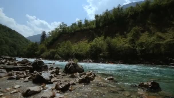 Красива природа з швидко гору переміщення річки і чиста вода, місце для рафтинг влітку — стокове відео