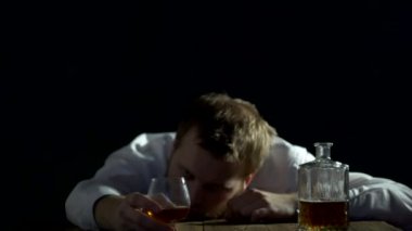 Üzgün erkek işadamı sakallı bir şişe alkol, alkolizm, siyah arka plan, sorunları görünüyor