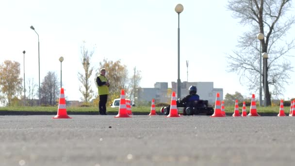 Bobruisk, Weißrussland - 21. Oktober 2018: Kartfahren unter jungen Männern, Rennkartfahren, 4k — Stockvideo
