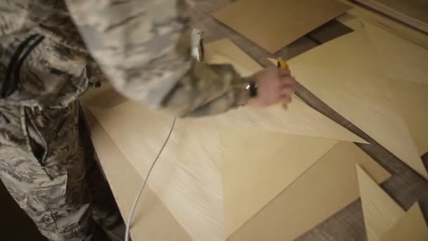 Preparazione e cucitura impiallacciatura impiallacciatura per l'ulteriore assemblaggio del processo di mobili, lavorazione del legno — Video Stock