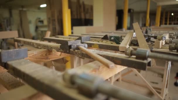 Taller para la fabricación de muebles de madera, herramientas de trabajo en el taller, aserradero, material de fabricación, mo lento — Vídeos de Stock