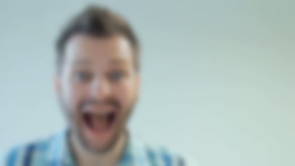 Verschwommene glückliche Mann schreit oder schreit, Kerl steigt aus dem unteren Teil des Rahmens, er überrascht durch niedrige Preise oder Rabatte und Verkäufe — Stockvideo