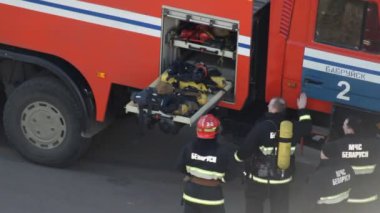 İtfaiyeciler üniforma ve sonra bir itfaiye Bobruisk, Beyaz Rusya 21.02.19 yangın söndürme cihazları yerleştir
